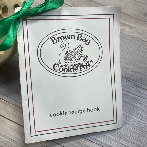 Vintage Brown Bag Cookie Art, (2) Christmas cookie molds with Instructions. - Picture 9 of 9